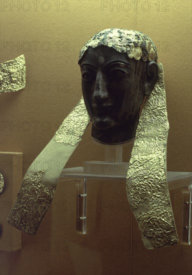 CABEZA DE HOMBRE (APOLLON?) EN MARFIL CON EL PELO DE ORO
DELFOS, MUSEO
GRECIA
This image is not downloadable. Contact us for the high res.
