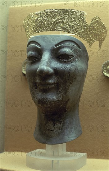CABEZA DE MUJER (ARTEMIS?) EN MARFIL CON CORONA DE ORO
DELFOS, MUSEO
GRECIA
This image is not downloadable. Contact us for the high res.