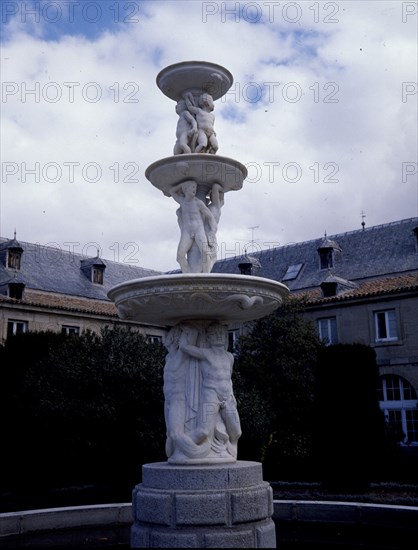 PATIO - FUENTE
SAN LORENZO DEL ESCORIAL, UNIVERSIDAD
MADRID