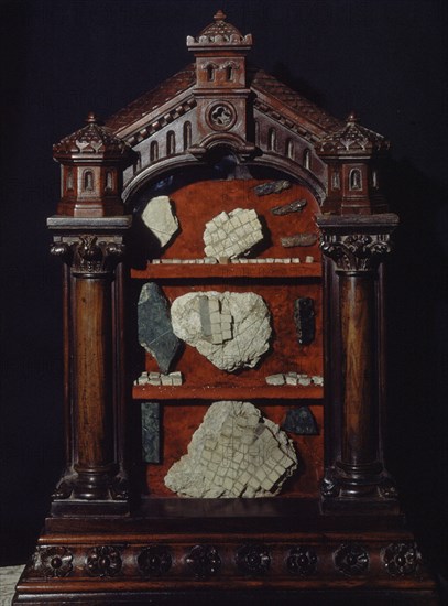 VITRINA CON MATERIAL ARQUEOLOGICO DE LA CRIPTA
SANTIAGO DE COMPOSTELA, CATEDRAL
CORUÑA
This image is not downloadable. Contact us for the high res.