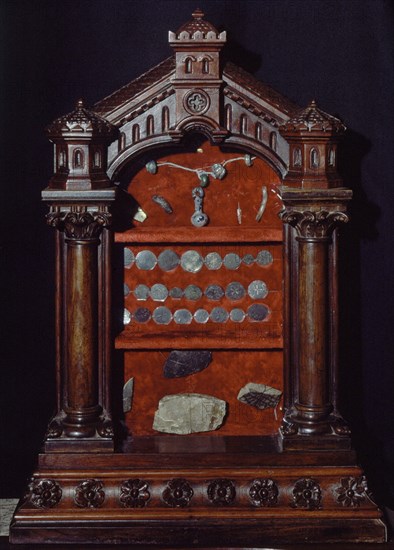 VITRINA CON MATERIAL ARQUEOLOGICO DE LA CRIPTA
SANTIAGO DE COMPOSTELA, CATEDRAL
CORUÑA
This image is not downloadable. Contact us for the high res.