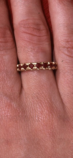 ANILLO DE ORO CON RUBIES EN EL DEDO CORAZON
This image is not downloadable. Contact us for the high res.