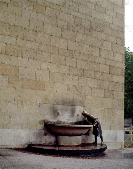 LOPEZ HERNANDEZ FRANCISCO 1932-
FUENTE ADOSADA AL EDIFICIO DEL AYUNTAMIENTO
LOGROÑO, EXTERIOR
RIOJA