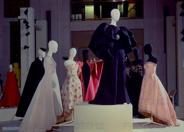 BALENCIAGA CRISTOBAL 1895/1972
TRAJES DE NOCHE-1958-60
LYON, EXPOSICION BALENCIAGA
FRANCIA
This image is not downloadable. Contact us for the high res.