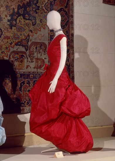 BALENCIAGA CRISTOBAL 1895/1972
TRAJE DE NOCHE-1950-51               CAT 51
LYON, EXPOSICION BALENCIAGA
FRANCIA