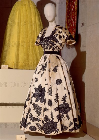 BALENCIAGA CRISTOBAL 1895/1972
TRAJE DE NOCHE 1950                  CAT 47
LYON, EXPOSICION BALENCIAGA
FRANCIA

This image is not downloadable. Contact us for the high res.