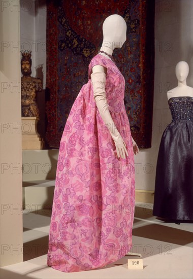 BALENCIAGA CRISTOBAL 1895/1972
VESTIDO DE NOCHE-VERANO 1961        CAT 120
LYON, EXPOSICION BALENCIAGA
FRANCIA