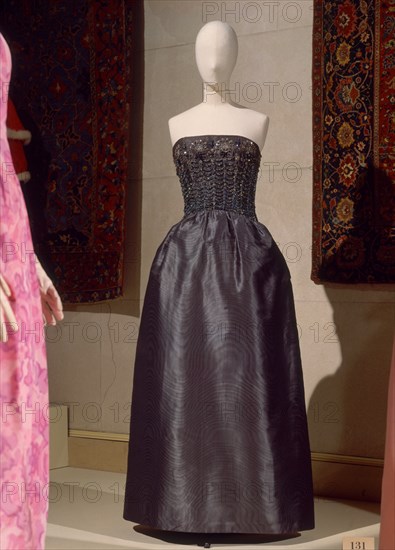 BALENCIAGA CRISTOBAL 1895/1972
VESTIDO DE NOCHE-INVIERNO 1962      CAT 131
LYON, EXPOSICION BALENCIAGA
FRANCIA