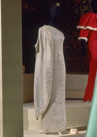 BALENCIAGA CRISTOBAL 1895/1972
VESTIDO DE NOCHE-PRIMAVERA1965      CAT 159
LYON, EXPOSICION BALENCIAGA
FRANCIA

This image is not downloadable. Contact us for the high res.