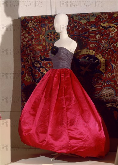 BALENCIAGA CRISTOBAL 1895/1972
VESTIDO DE NOCHE-1956                CAT 76
LYON, EXPOSICION BALENCIAGA
FRANCIA