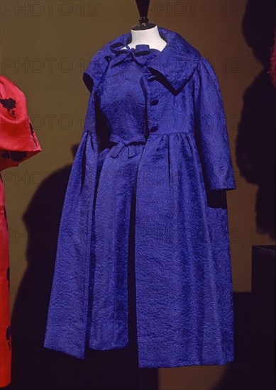 BALENCIAGA CRISTOBAL 1895/1972
TRAJE DE TARDE-1957                  CAT 91
LYON, EXPOSICION BALENCIAGA
FRANCIA