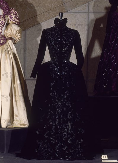 BALENCIAGA CRISTOBAL 1895/1972
TRAJE DE ESCENA-1941-42              CAT 14
LYON, EXPOSICION BALENCIAGA
FRANCIA