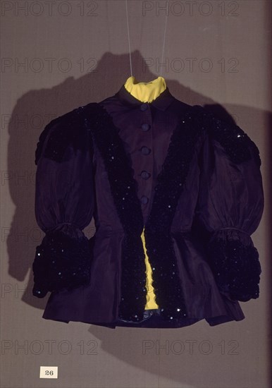 BALENCIAGA CRISTOBAL 1895/1972
CHAQUETA DE NOCHE-1945               CAT 26
LYON, EXPOSICION BALENCIAGA
FRANCIA

This image is not downloadable. Contact us for the high res.