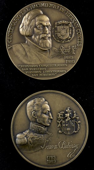 Pièces de monnaie à l'effigie de Hernan Cortés et de Simon Bolivar