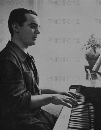 FEDERICO GARCIA LORCA TOCANDO EL PIANO