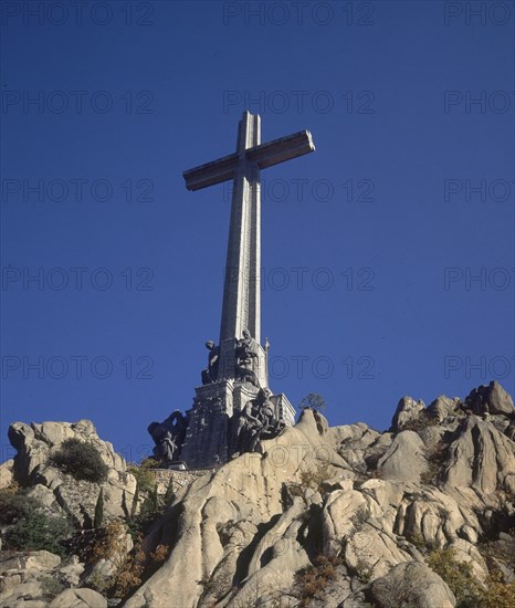 CRUZ MONUMENTAL-150 M ALTURA
CUELGAMUROS, VALLE DE LOS CAIDOS
MADRID