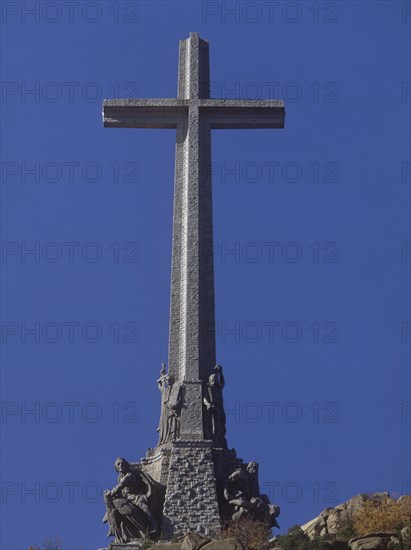 CRUZ MONUMENTAL DE 150 M ALTURA
CUELGAMUROS, VALLE DE LOS CAIDOS
MADRID
