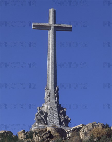 CRUZ MONUMENTAL-150 M ALTURA
CUELGAMUROS, VALLE DE LOS CAIDOS
MADRID