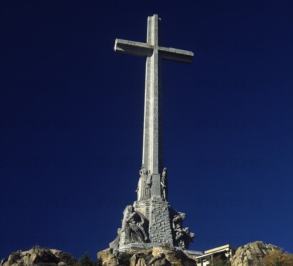 CRUZ MONUMENTAL-150 M ALTURA
CUELGAMUROS, VALLE DE LOS CAIDOS
MADRID