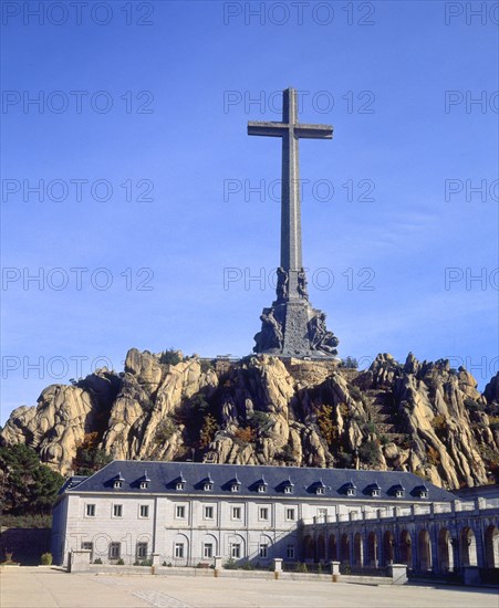 CRUZ MONUMENTAL-150 M ALT-VISTA POSTERIOR
CUELGAMUROS, VALLE DE LOS CAIDOS
MADRID