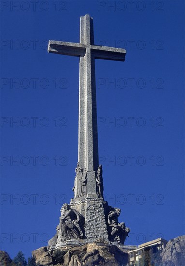 CRUZ MONUMENTAL-IMAGEN DE PENTAPRISMA
CUELGAMUROS, VALLE DE LOS CAIDOS
MADRID