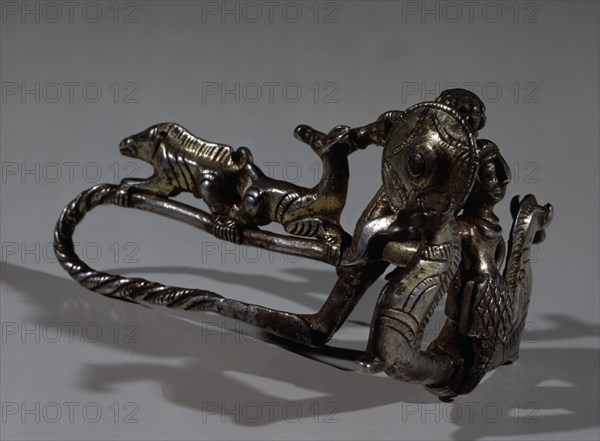 FIBULA PLATA CON CAZADOR PROCEDENTE DE CHICLANA DEL SEGURA (JAEN) - ARTE IBERICO
JAEN, MUSEO ARQUEOLOGICO
JAEN
This image is not downloadable. Contact us for the high res.