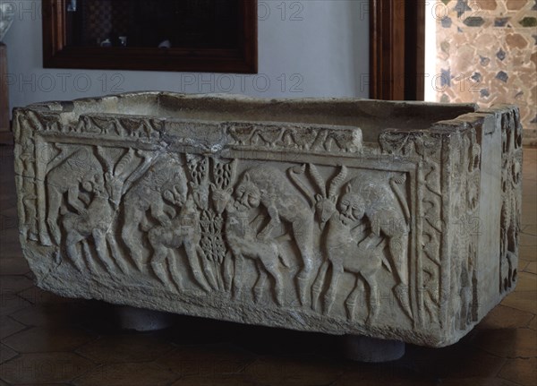 PILA DE BADIS- MARMOL PROCEDENTE DEL PALACIO DE ZAHIRA
GRANADA, MUSEO HISPANO-MUSULMAN
GRANADA