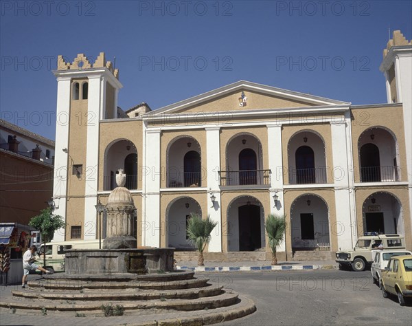 AYUNTAMIENTO-FACHADA Y FUENTE
BERJA, EXTERIOR
ALMERIA