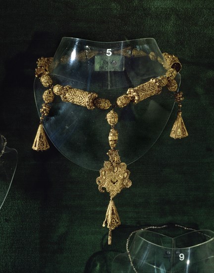 COLLAR DE FILIGRANA EN ORO-TESORO DE BENTARIQUE (ALMERIA) - HISPANOMUSULMAN
MADRID, MUSEO ARQUEOLOGICO NACIONAL
MADRID