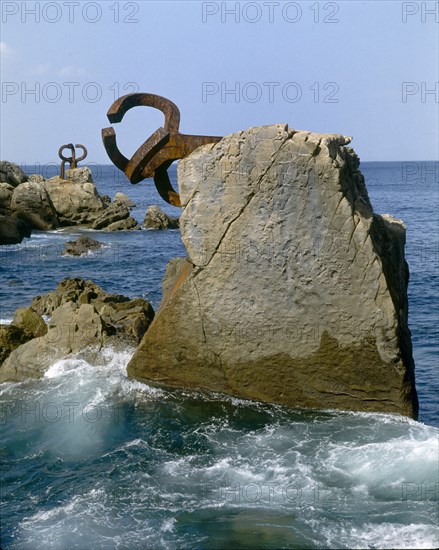 CHILLIDA EDUARDO 1924/2002
PLAZA DEL TENIS-ESCULTURA"PEINE AL VIENTO"EN UNA ROCA 1972-1977
SAN SEBASTIAN, EXTERIOR
GUIPUZCOA