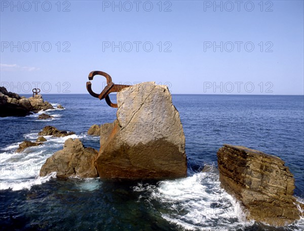 CHILLIDA EDUARDO 1924/2002
PLAZA DEL TENIS-ESCULTURA"PEINE AL VIENTO"EN UNA ROCA 1972-1977
SAN SEBASTIAN, EXTERIOR
GUIPUZCOA