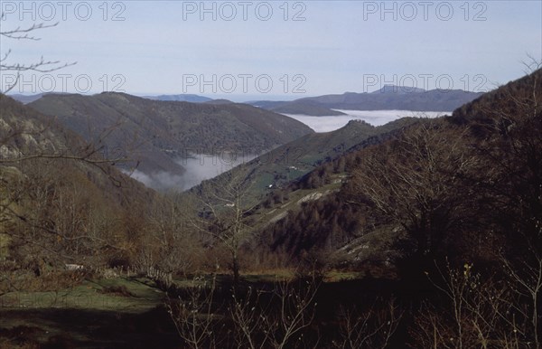 PUERTO DE LA VELETA-VALLE CON NIEBLA
NAVARRA, EXTERIOR
NAVARRA