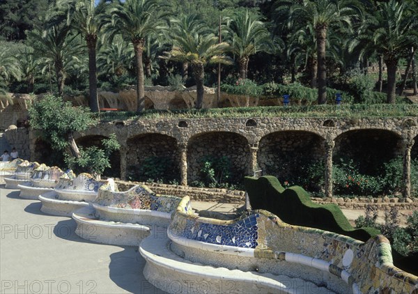 JUJOL J Mª Y GAUDI A
PARQUE GUELL - VISTA DEL BANCO SERPENTEANTE EN LA GRAN PLAZA - 1900/1914
BARCELONA, PARQUE GÜELL
BARCELONA