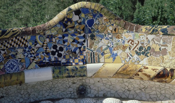 JUJOL J Mª Y GAUDI A
DETALLE DE CERAMICAS DEL BANCO SERPENTEANT
BARCELONA, PARQUE GÜELL
BARCELONA