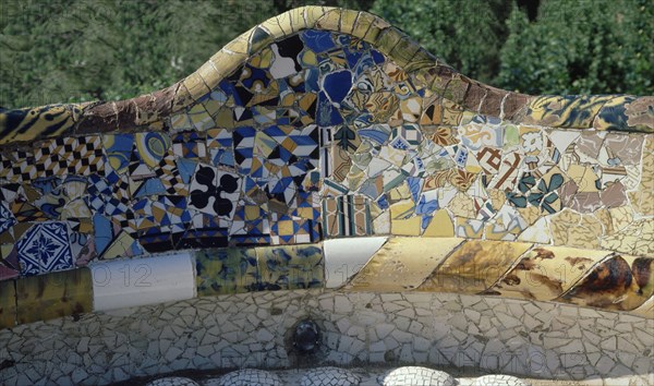 JUJOL J Mª Y GAUDI A
DETALLE DE CERAMICAS DEL BANCO SERPENTEANT
BARCELONA, PARQUE GÜELL
BARCELONA