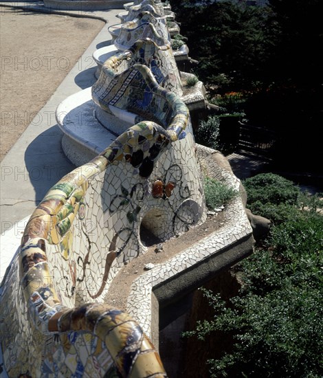 JUJOL J Mª Y GAUDI A
GRAN PLAZA-LADO DEL BANCO SERPENTEANTE
BARCELONA, PARQUE GÜELL
BARCELONA