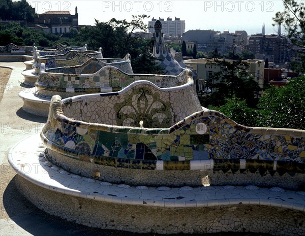 JUJOL J Mª Y GAUDI A
GRAN PLAZA-LADO DEL BANCO SERPENTEANTE
BARCELONA, PARQUE GÜELL
BARCELONA