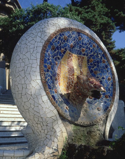 GAUDI ANTONI 1852-1926
MEDALLON-CABEZA DE DRAGON-BANDERA CATALANA
BARCELONA, PARQUE GÜELL
BARCELONA