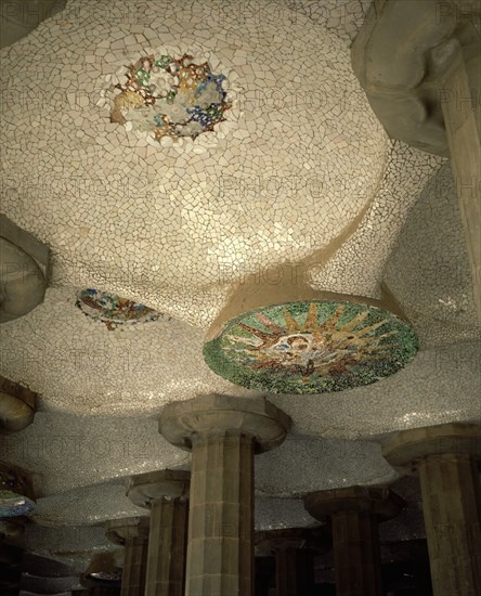 GAUDI ANTONI 1852-1926
SALA DE LAS COLUMNAS-MEDALLON DE CERAMICA
BARCELONA, PARQUE GÜELL
BARCELONA