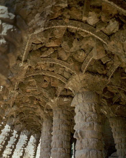 GAUDI ANTONI 1852-1926
PASEO CUBIERTO-BOVEDA DE PIEDRA
BARCELONA, PARQUE GÜELL
BARCELONA