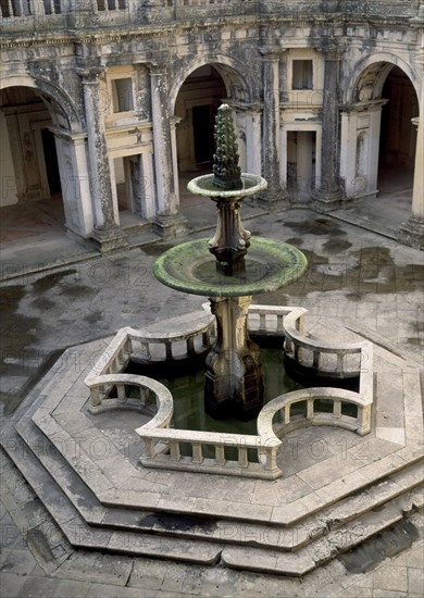 GRAN CLAUSTRO-FUENTE
TOMAR, CONVENTO DEL SANTO CRISTO
PORTUGAL