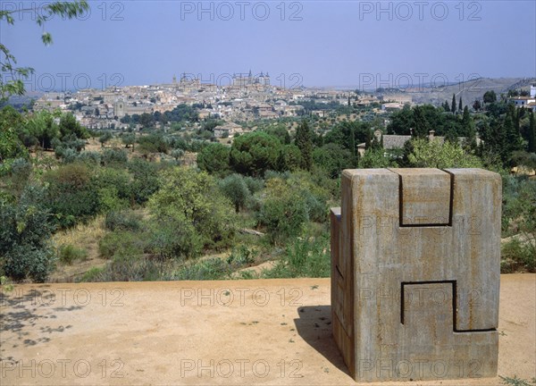 CHILLIDA EDUARDO 1924/2002
ESCULTURA-TOLEDO AL FONDO
TOLEDO, CIGARRAL DE MARAÑON
TOLEDO