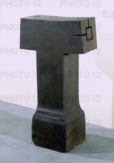 CHILLIDA EDUARDO 1924/2002
TAO-1984-ACERO-94X47X29 CMS
MADRID, SENADO-PINTURA
MADRID