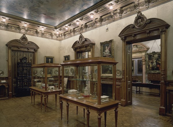 INTERIOR-SALA CON VITRINAS DE MARFILES
MADRID, MUSEO LAZARO GALDIANO-INTERIOR
MADRID