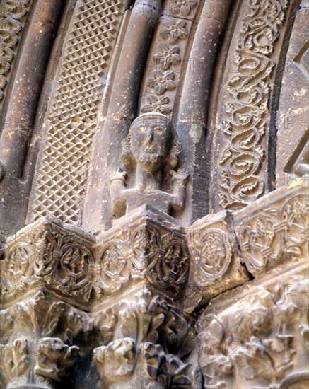 IGL SAN ROMAN-DETALLE PORTADA ROMANICA-CAPITEL-CABEZA
CIRAUQUI, EXTERIOR
NAVARRA