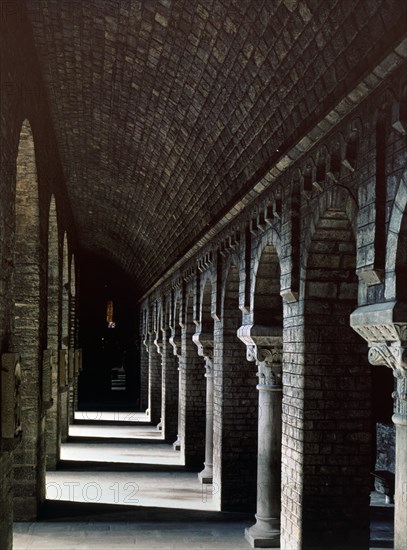 IGLESIA-NAVE LATERAL CON BOVEDA DE MEDIO CANON
RIPOLL, MONASTERIO DE SANTA MARIA
GERONA