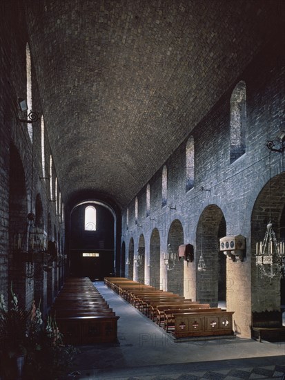 IGLESIA-NAVE CENTRAL HACIA LOS PIES-BOVEDA DE CANON
RIPOLL, MONASTERIO DE SANTA MARIA
GERONA