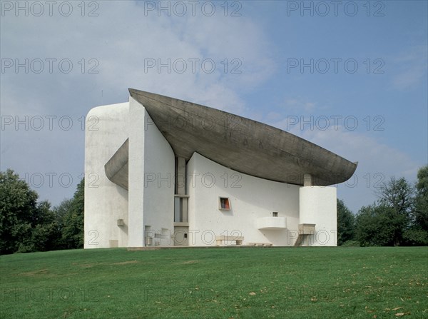 CORBUSIER LE 1887/1965
CAPILLA DE RONCHAMP - CONJUNTO DESDE EL SUR - 1950/53
RONCHAMP, CAPILLA PEREGRINOS
FRANCIA