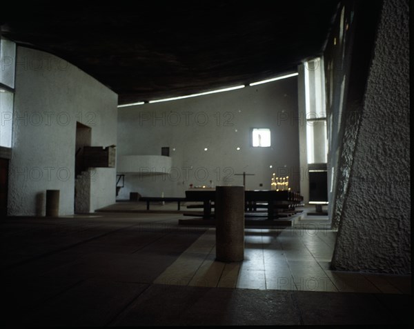 CORBUSIER LE 1887/1965
INTERIOR DESDE LA ENTRADA
RONCHAMP, CAPILLA PEREGRINOS
FRANCIA

This image is not downloadable. Contact us for the high res.