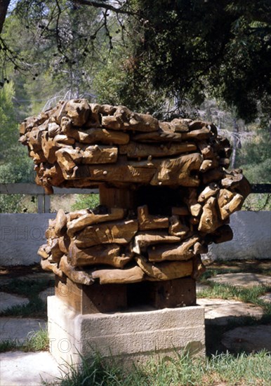 OTEIZA JORGE 1908/2003
ESCULTURA DE MADERA EN EL JARDIN
FORMENTOR, COLECCION JOSE HUARTE
MALLORCA